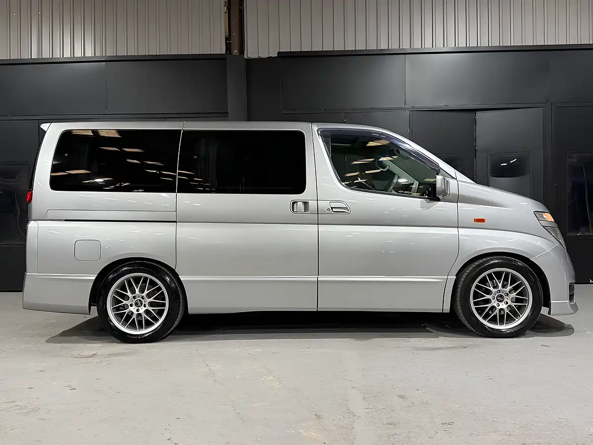 Used 2003 Nissan Elgrand Highway Star Silver - Interior and Exterior details 4