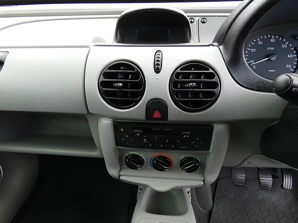 Used 2003 Renault Kangoo SL16P White - Interior and Exterior details 7