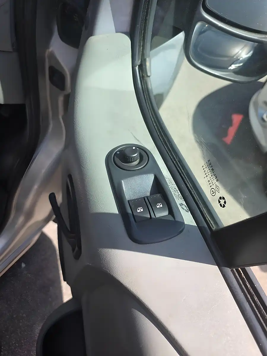 Used 2003 Renault Trafic SL27 Silver - Interior and Exterior details 12