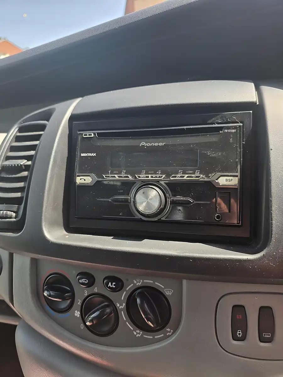 Used 2003 Renault Trafic SL27 Silver - Interior and Exterior details 15
