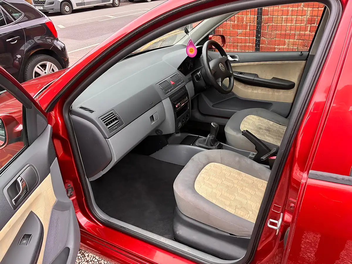 Used 2003 Skoda Fabia Comfort Orange - Interior and Exterior details 6