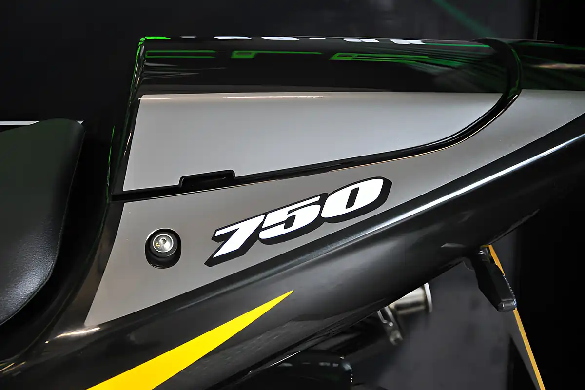 Used 2003 Suzuki GSXR750 Yellow - Interior and Exterior details 10