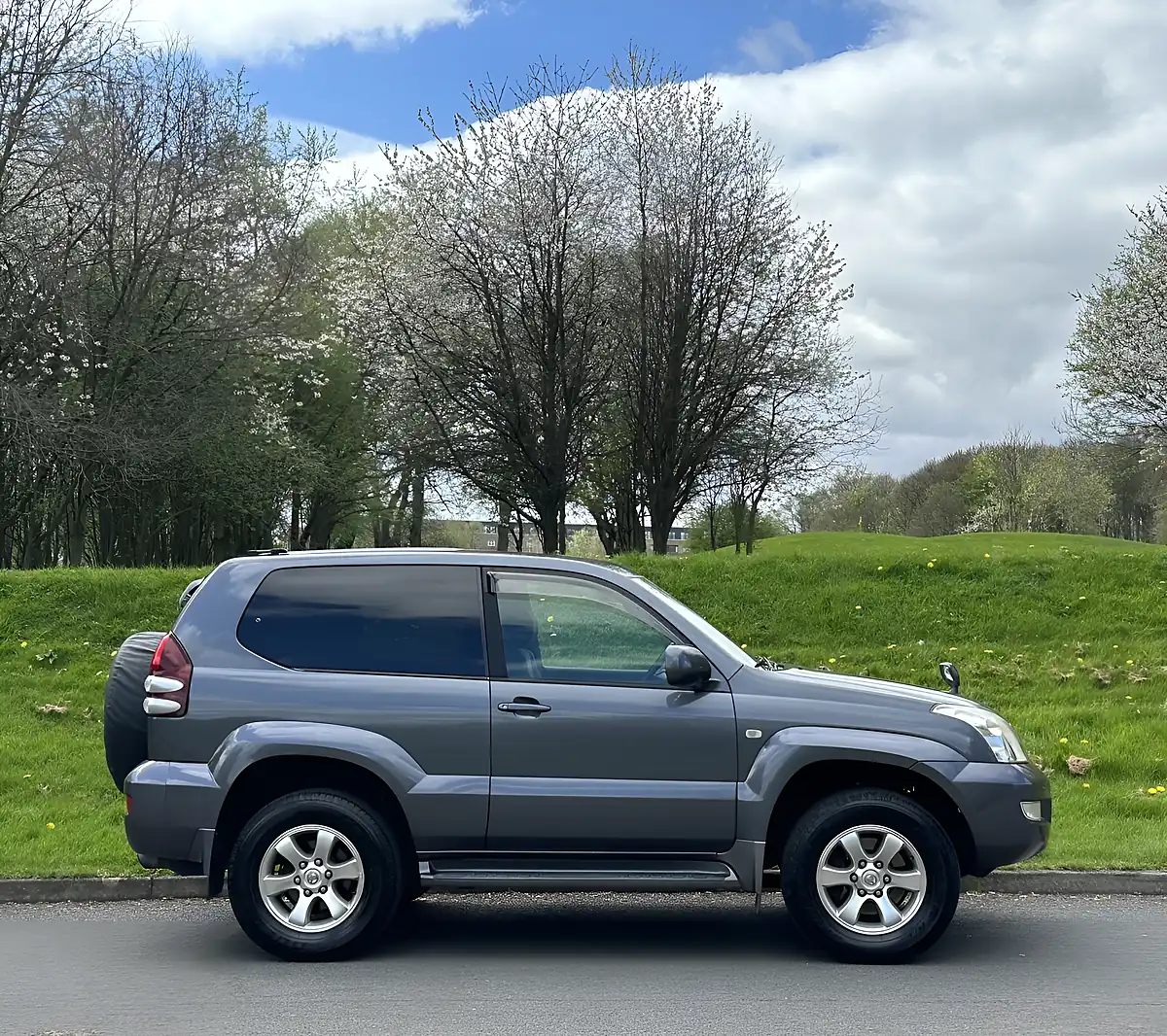 Used 2003 Toyota Land Cruiser Rz Prado Swb 3 Door Grey - Interior and Exterior details 5