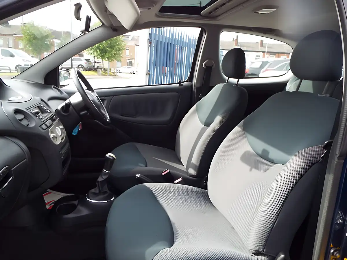 Used 2003 Toyota Yaris T Spirit Blue - Interior and Exterior details 12