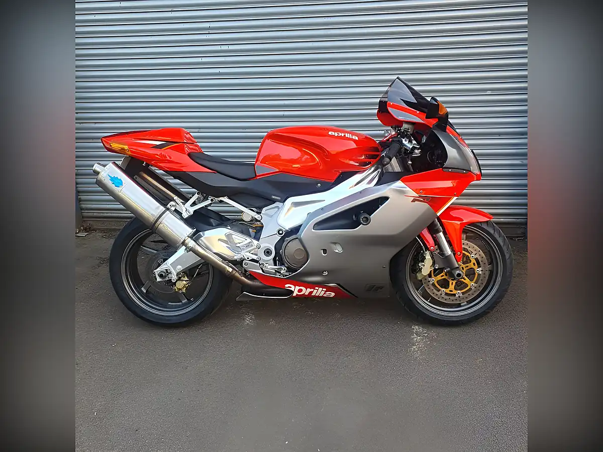 Used 2004 Aprilia Rsv R Factory Red - Interior and Exterior details 3