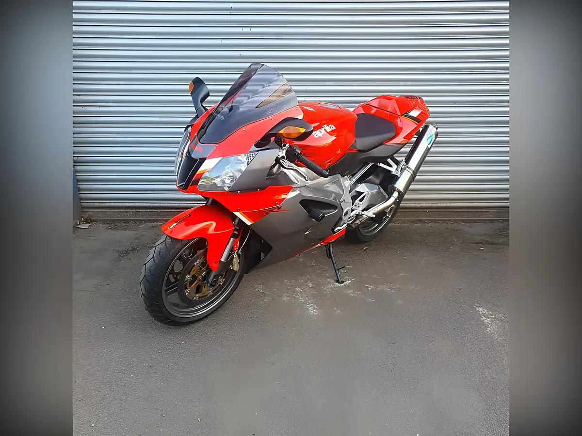 Used 2004 Aprilia Rsv R Factory Red - Interior and Exterior details 6
