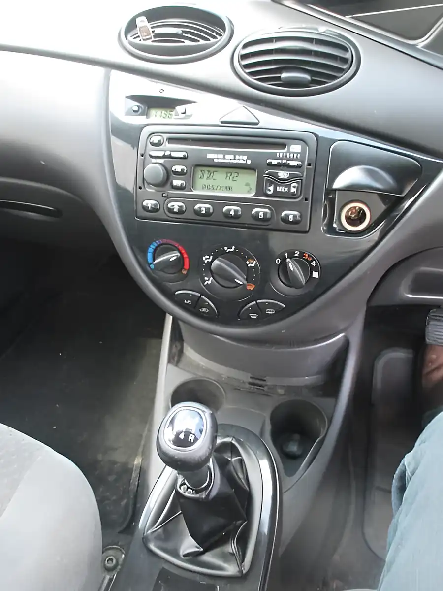 Used 2004 Ford Focus Ghia Silver - Interior and Exterior details 10