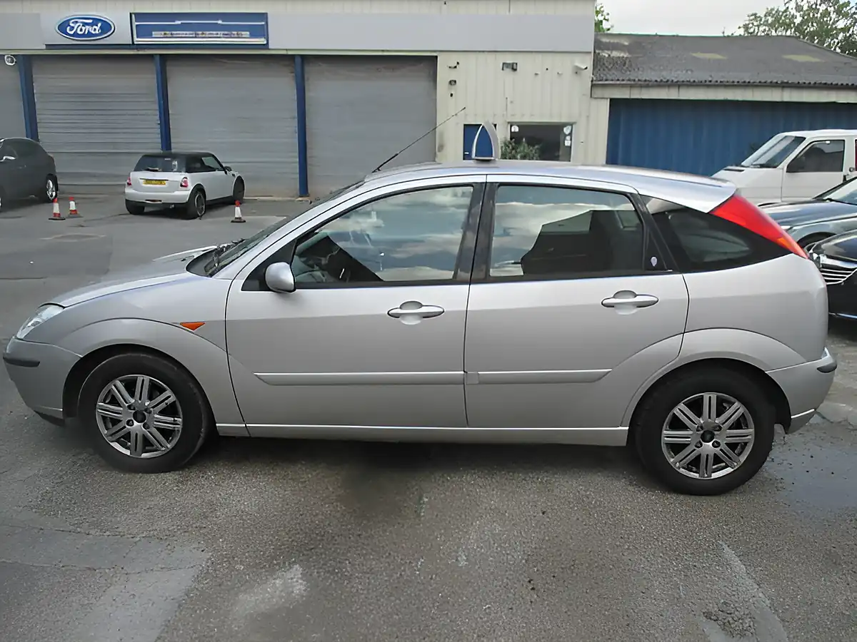 Used 2004 Ford Focus Ghia Silver - Interior and Exterior details 5