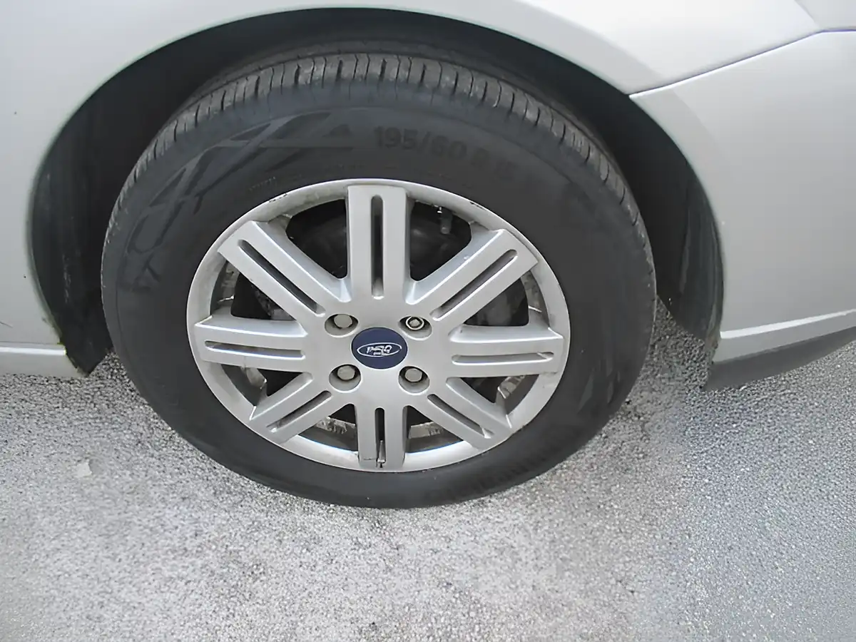 Used 2004 Ford Focus Ghia Silver - Interior and Exterior details 6