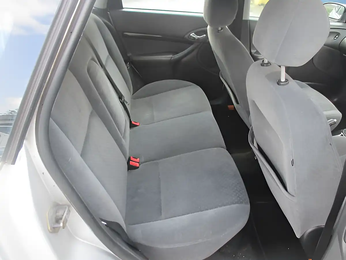 Used 2004 Ford Focus Ghia Silver - Interior and Exterior details 8