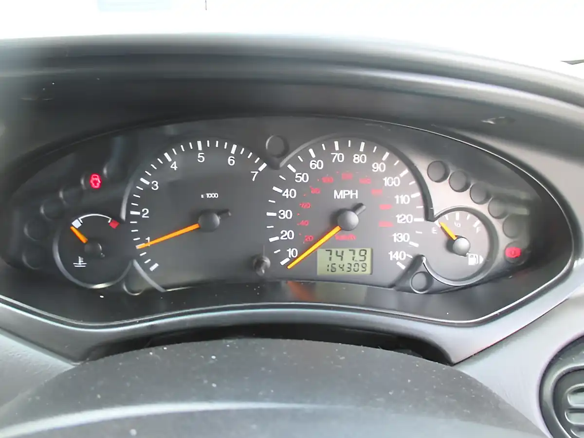 Used 2004 Ford Focus Ghia Silver - Interior and Exterior details 9