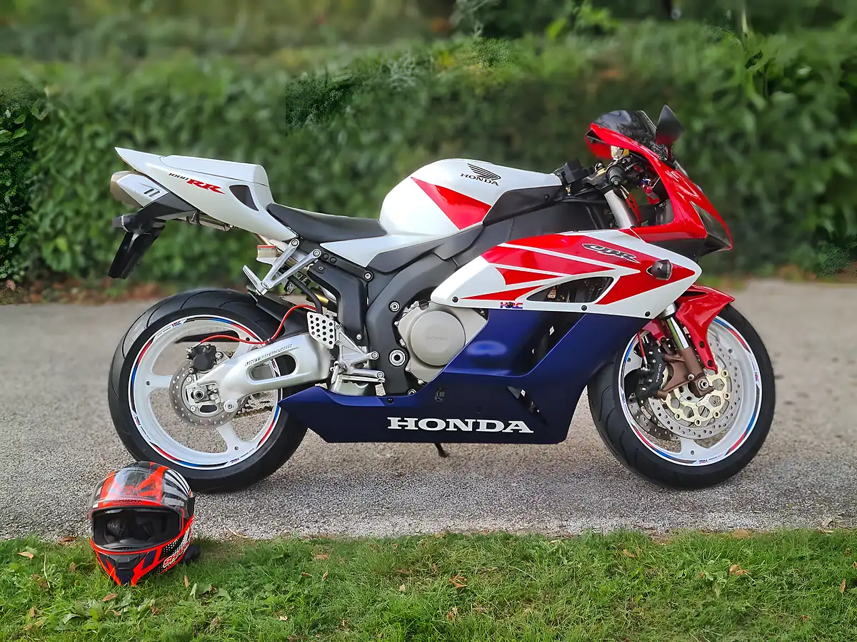 Used 2004 Honda CBR1000RR Fireblade White - Interior and Exterior details 4