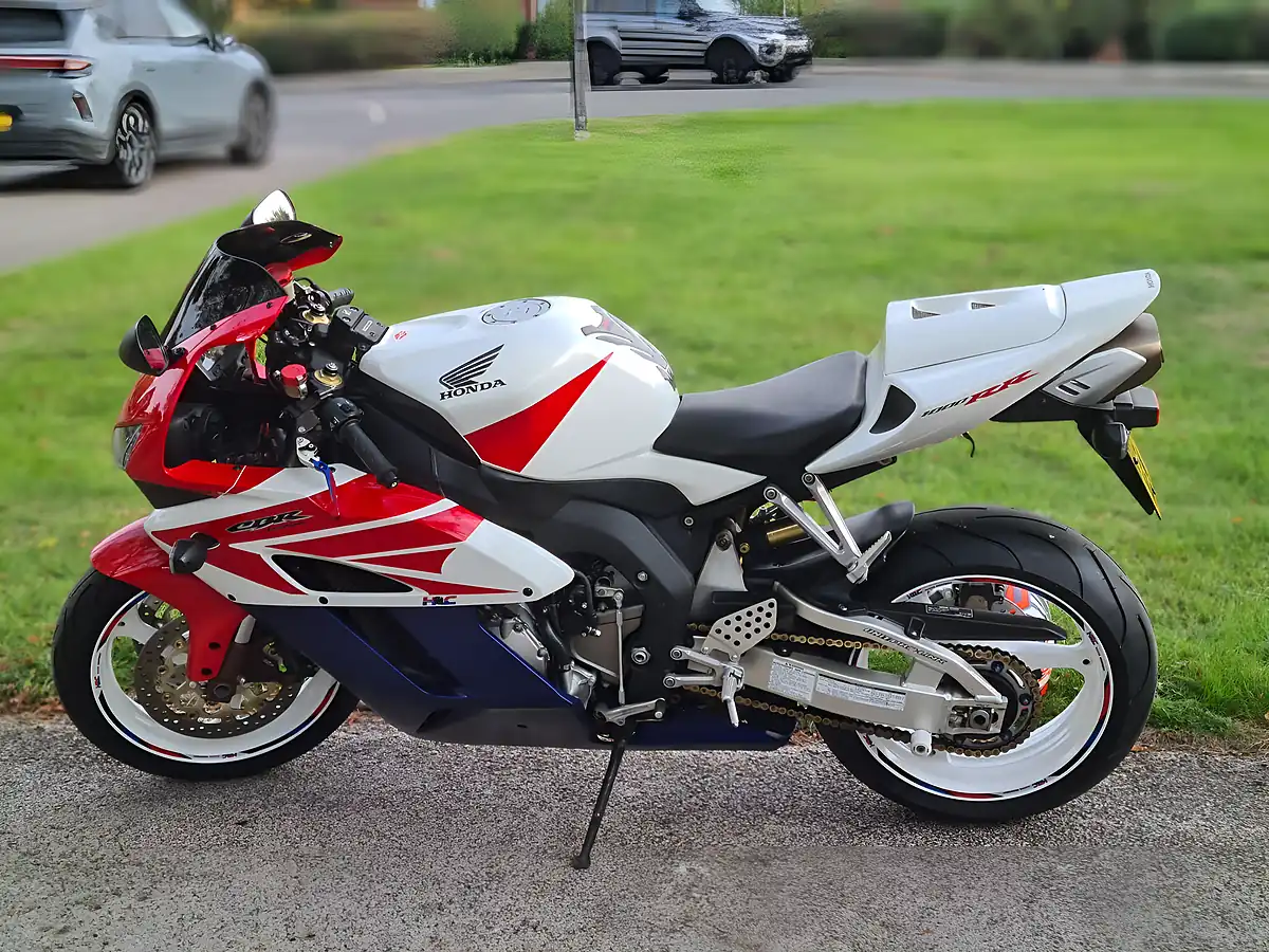 Used 2004 Honda CBR1000RR Fireblade White - Interior and Exterior details 8