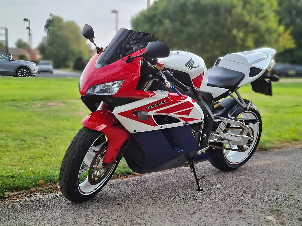 Used 2004 Honda CBR1000RR Fireblade White - Interior and Exterior details 9