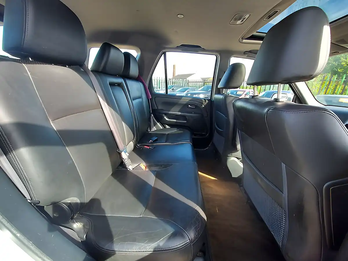 Used 2004 Honda Cr-V Executive Silver - Interior and Exterior details 16