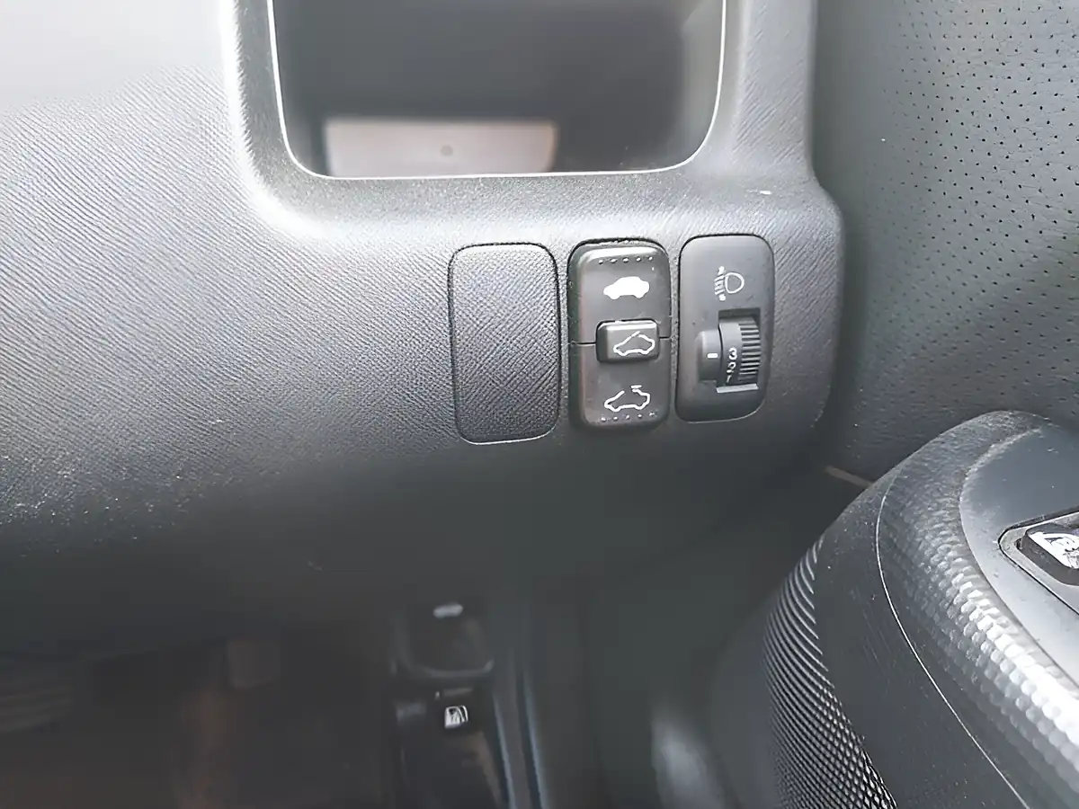 Used 2004 Honda Cr-V Executive Silver - Interior and Exterior details 18