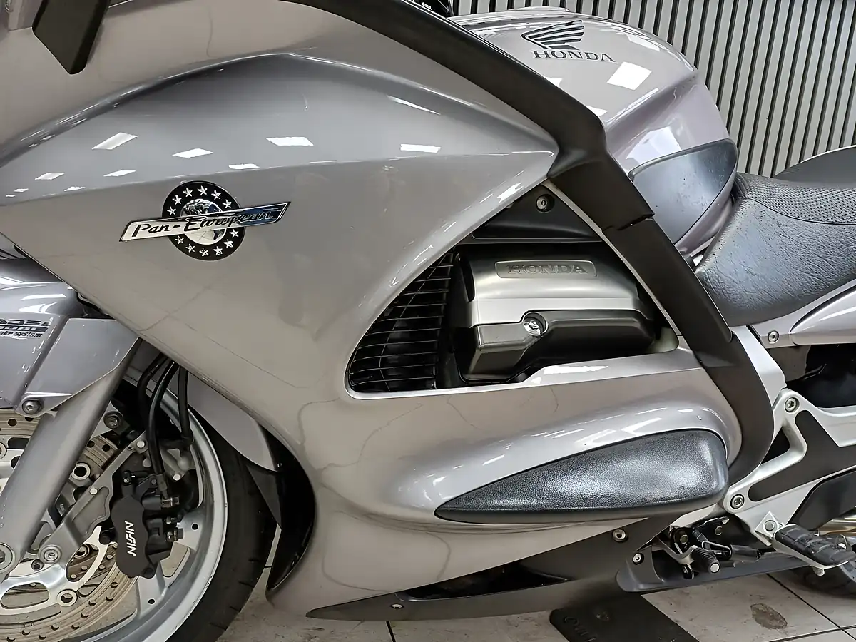 Used 2004 Honda ST1300A Pan European Silver - Interior and Exterior details 8