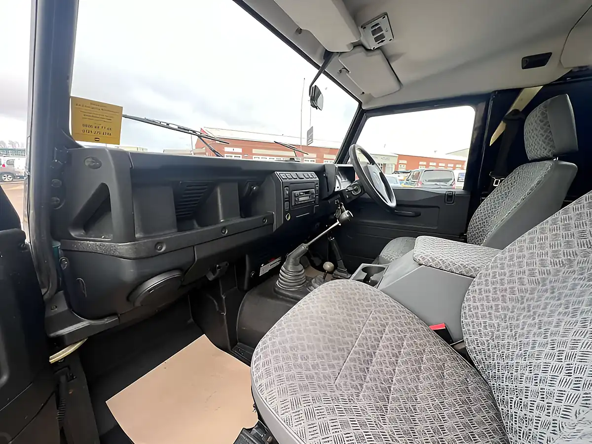 Used 2004 Land Rover Defender 90 County Blue - Interior and Exterior details 18