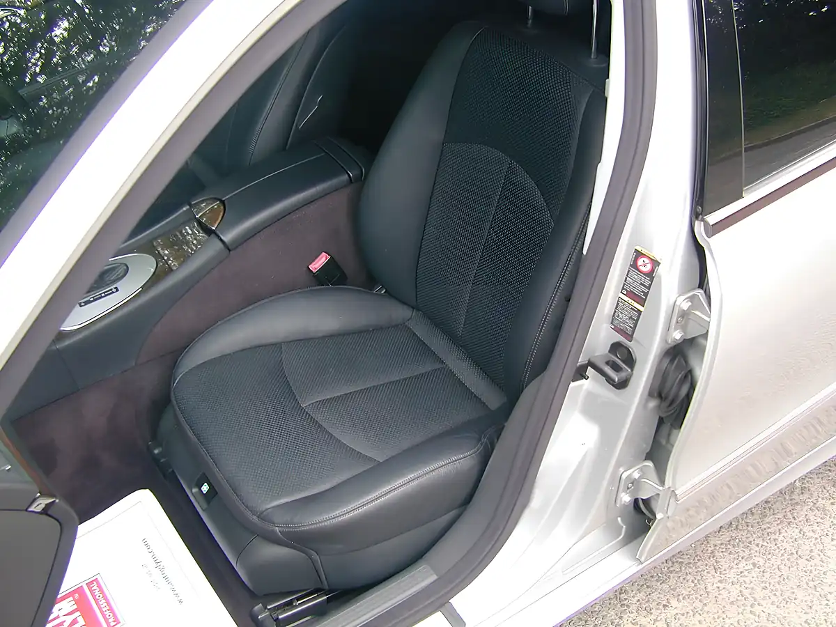 Used 2004 Mercedes-Benz E Class Estate Silver - Interior and Exterior details 14