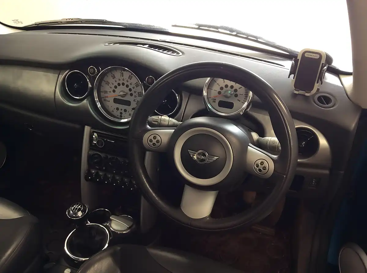 Used 2004 MINI Hatch Cooper Blue - Interior and Exterior details 15