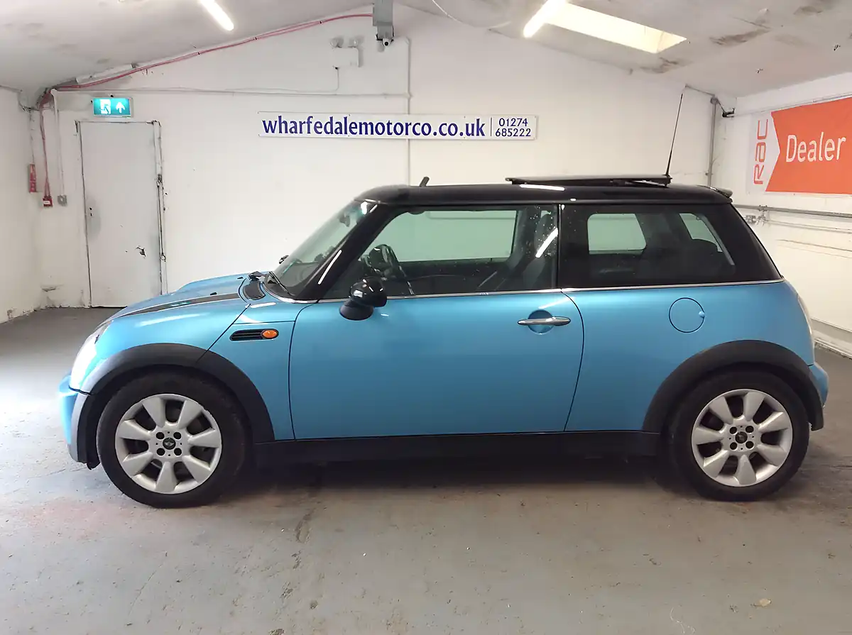 Used 2004 MINI Hatch Cooper Blue - Interior and Exterior details 2