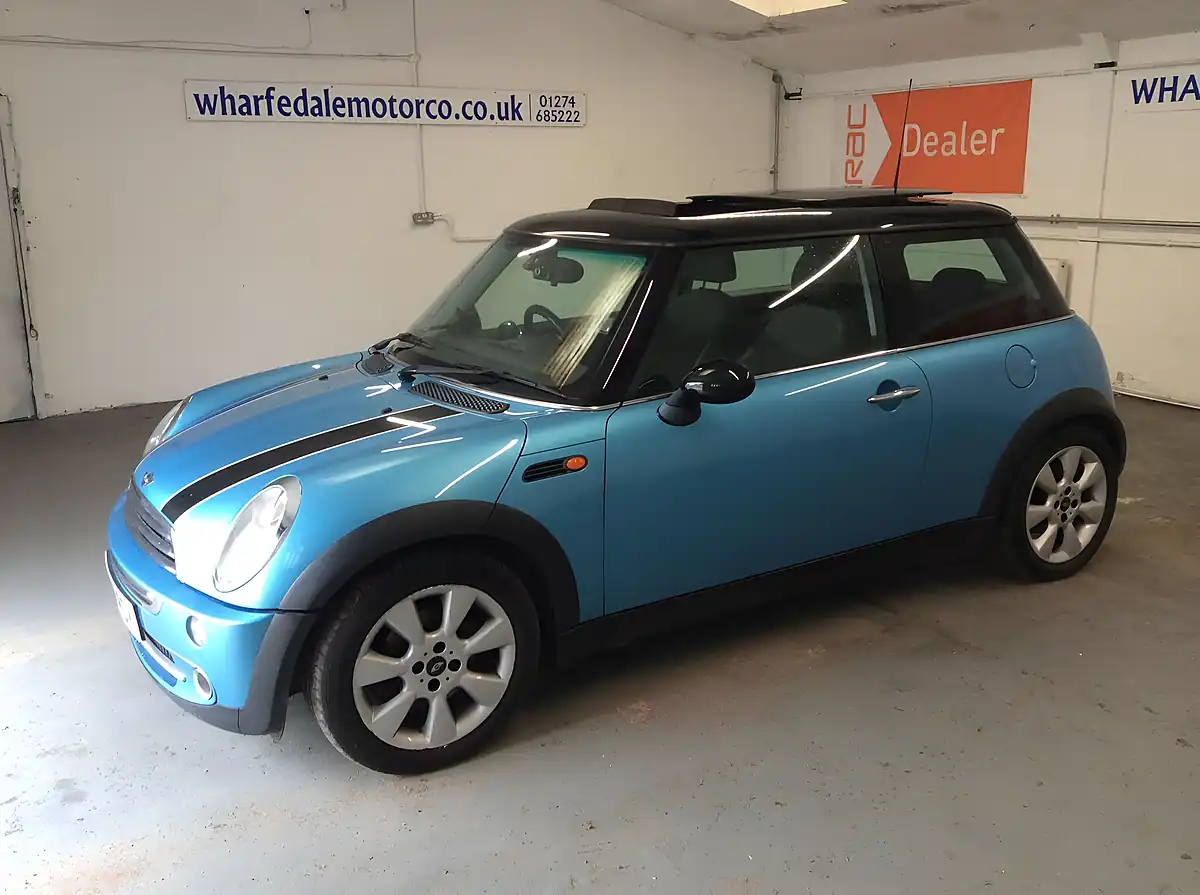 Used 2004 MINI Hatch Cooper Blue - Interior and Exterior details 8