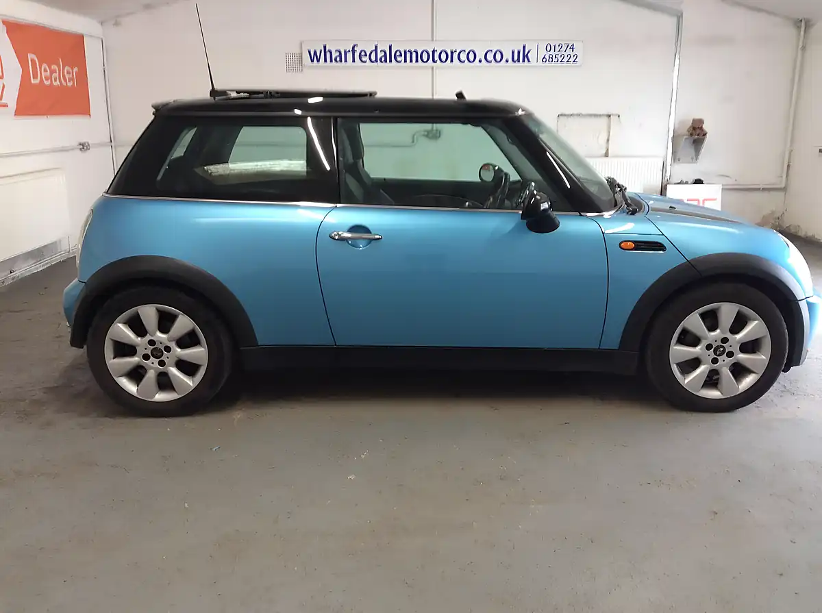 Used 2004 MINI Hatch Cooper Blue - Interior and Exterior details 9