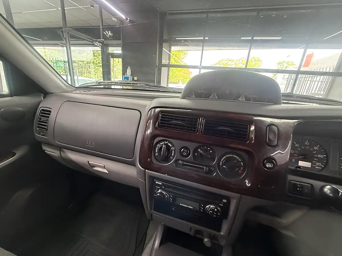 Used 2004 Mitsubishi Shogun Sport Equippe Silver - Interior and Exterior details 3