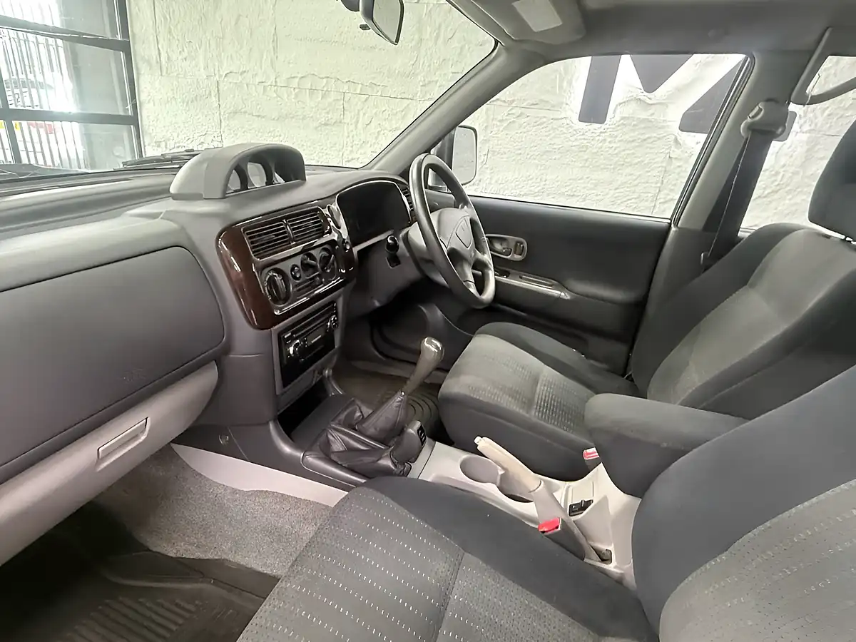 Used 2004 Mitsubishi Shogun Sport Equippe Silver - Interior and Exterior details 5