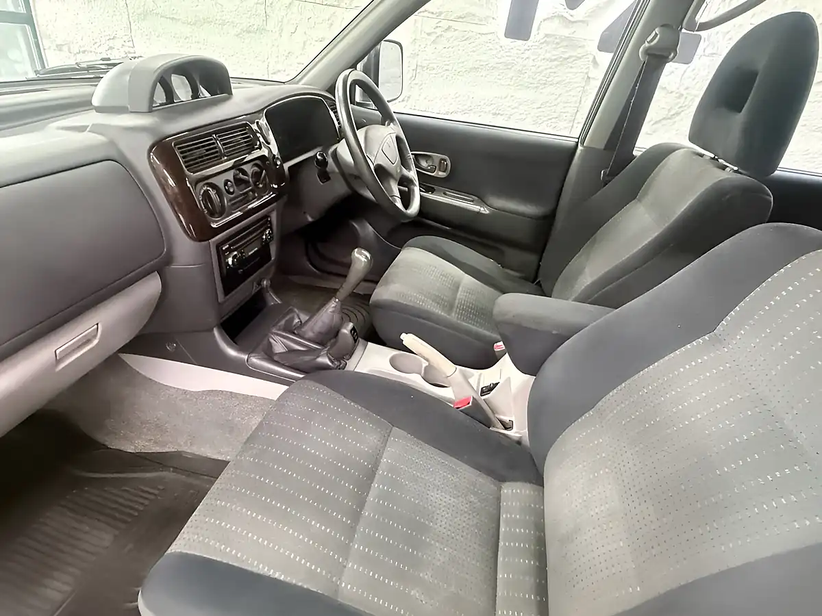Used 2004 Mitsubishi Shogun Sport Equippe Silver - Interior and Exterior details 7