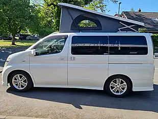 Used 2004 Nissan Elgrand Highway Star White - Interior and Exterior details 2