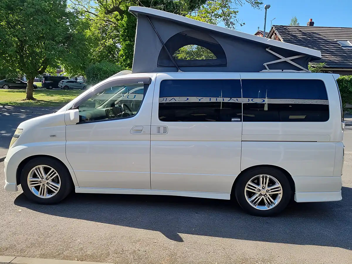 Used 2004 Nissan Elgrand Highway Star White - Interior and Exterior details 2