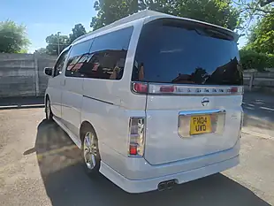 Used 2004 Nissan Elgrand Highway Star White - Interior and Exterior details 3