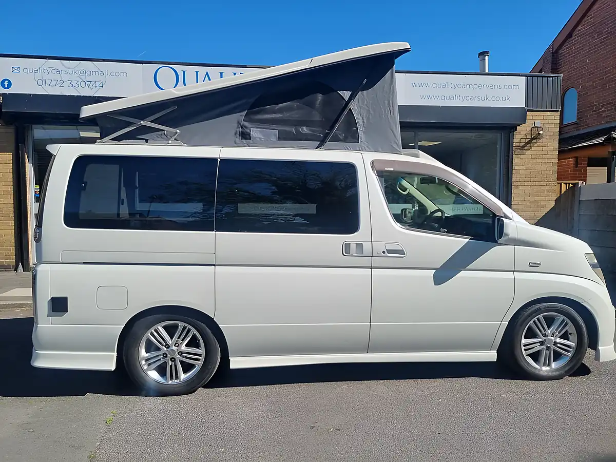 Used 2004 Nissan Elgrand Highway Star White - Interior and Exterior details 4