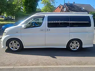 Used 2004 Nissan Elgrand Highway Star White - Interior and Exterior details 5