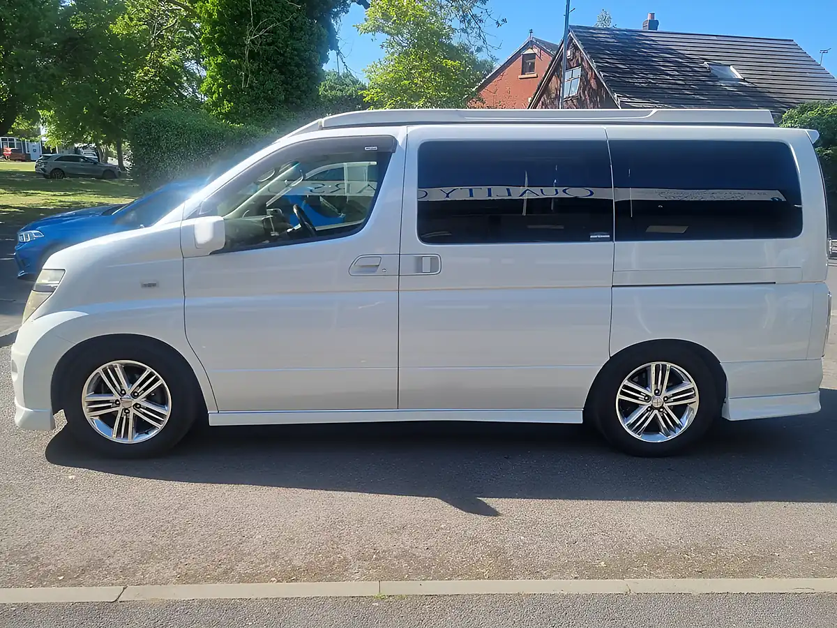 Used 2004 Nissan Elgrand Highway Star White - Interior and Exterior details 5