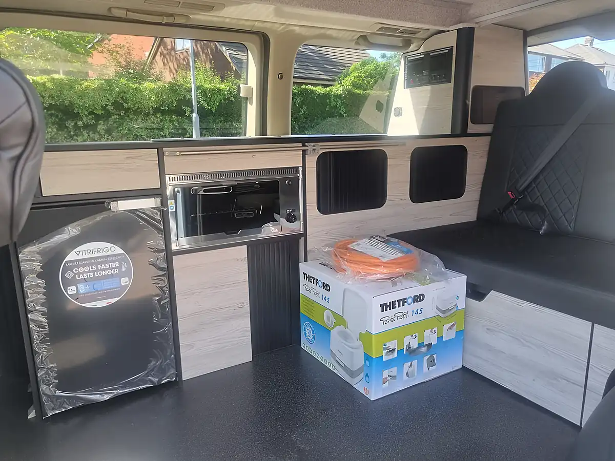 Used 2004 Nissan Elgrand Highway Star White - Interior and Exterior details 8