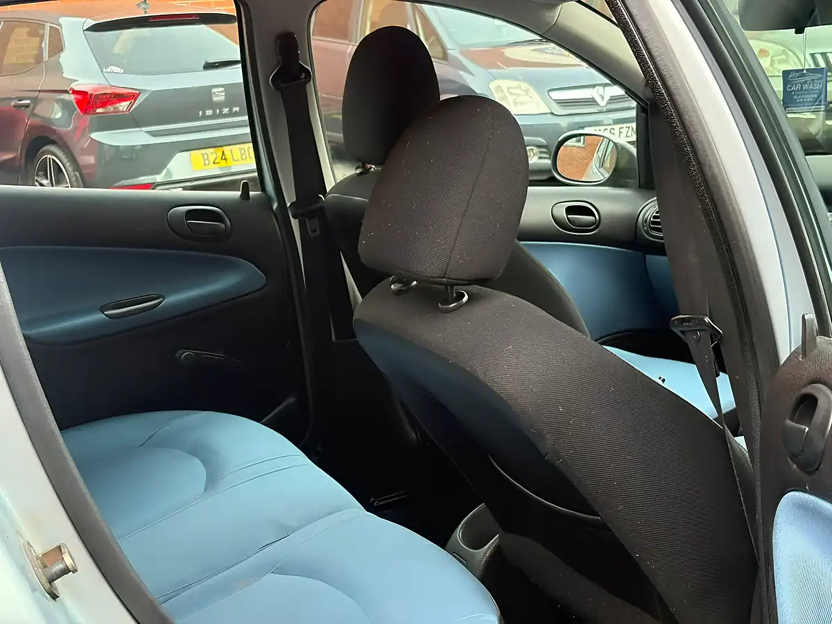 Used 2004 Peugeot 206 Fever Silver - Interior and Exterior details 12