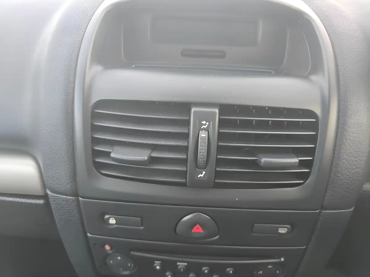 Used 2004 Renault Clio Dynamique Black - Interior and Exterior details 15