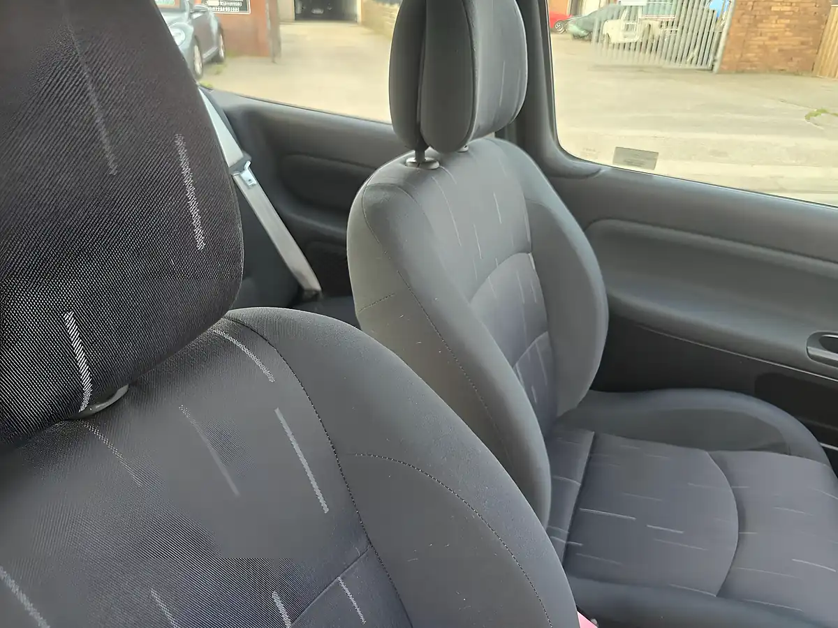 Used 2004 Renault Clio Dynamique Black - Interior and Exterior details 18
