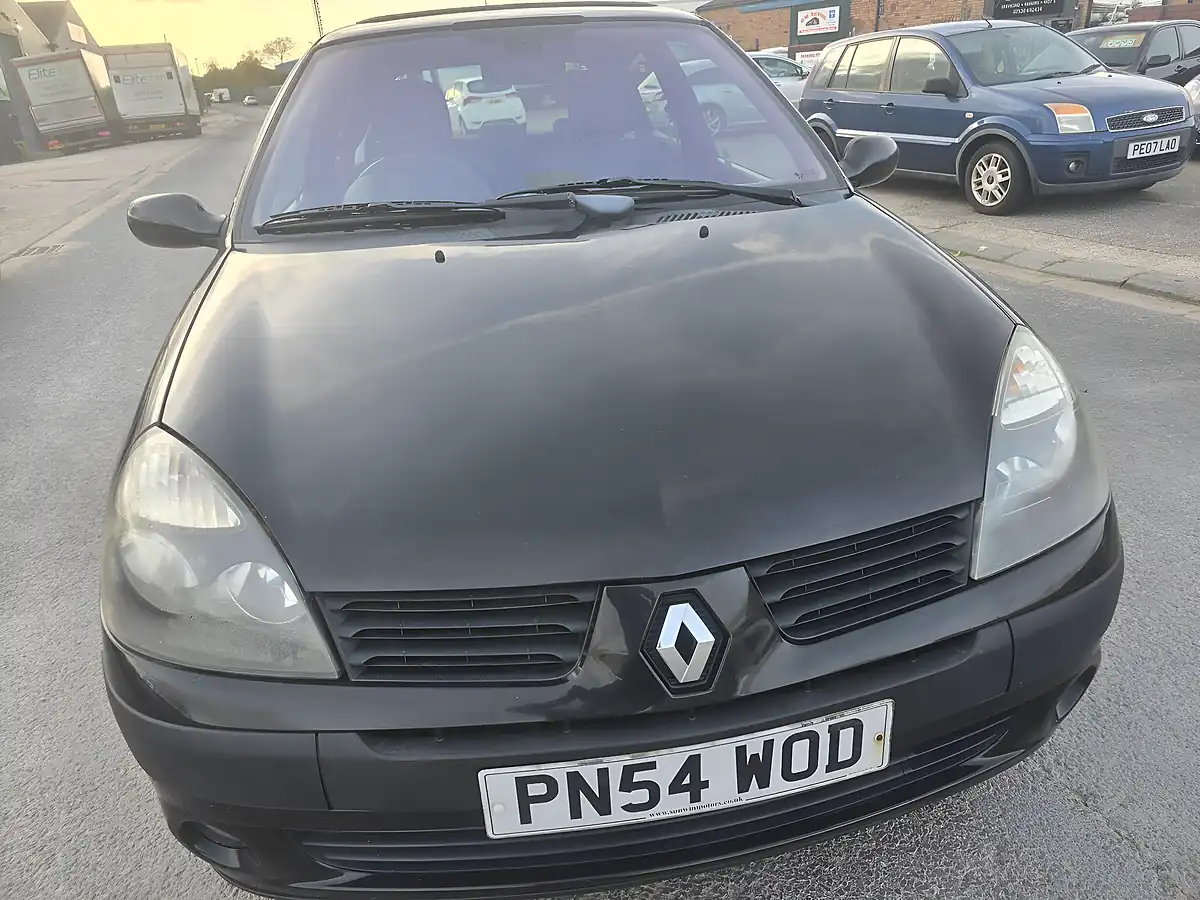 Used 2004 Renault Clio Dynamique Black - Interior and Exterior details 2