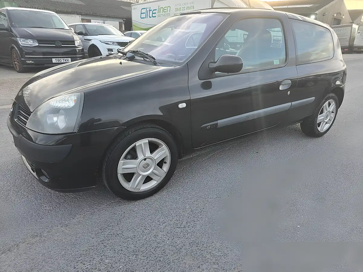 Used 2004 Renault Clio Dynamique Black - Interior and Exterior details 3