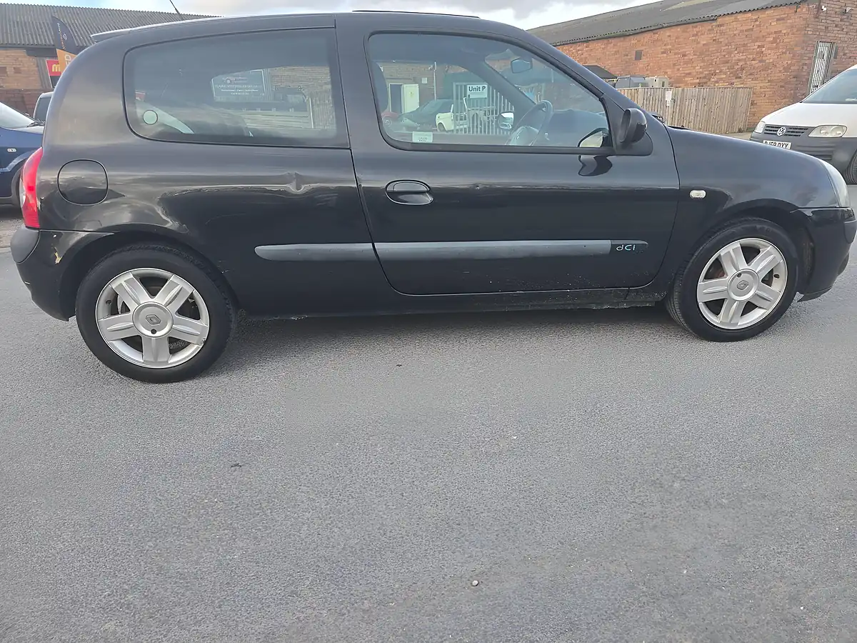 Used 2004 Renault Clio Dynamique Black - Interior and Exterior details 7