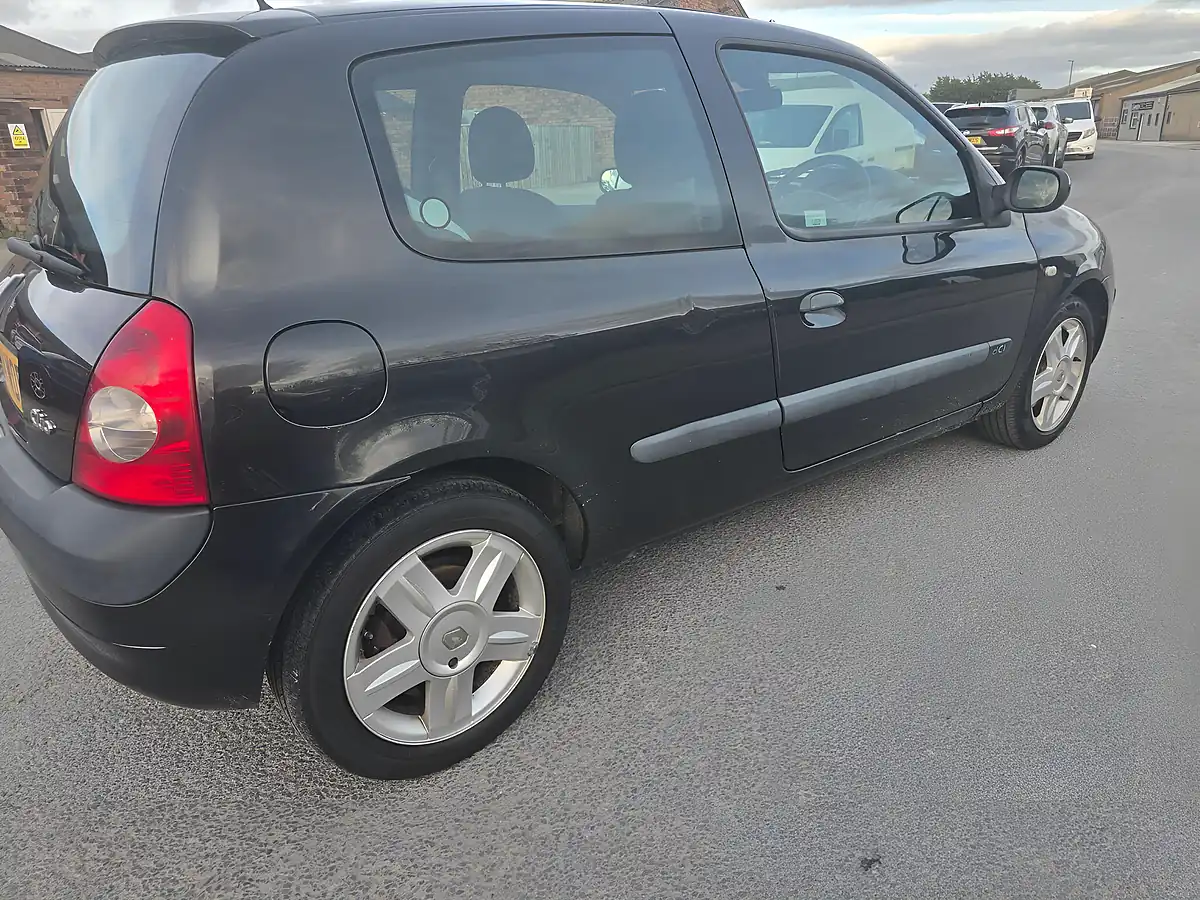 Used 2004 Renault Clio Dynamique Black - Interior and Exterior details 8