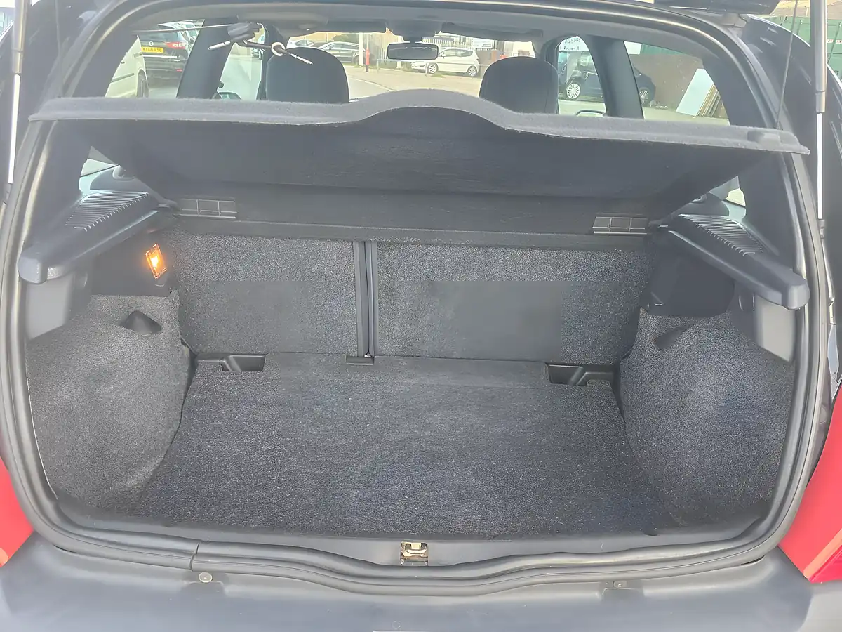 Used 2004 Renault Clio Dynamique Black - Interior and Exterior details 9
