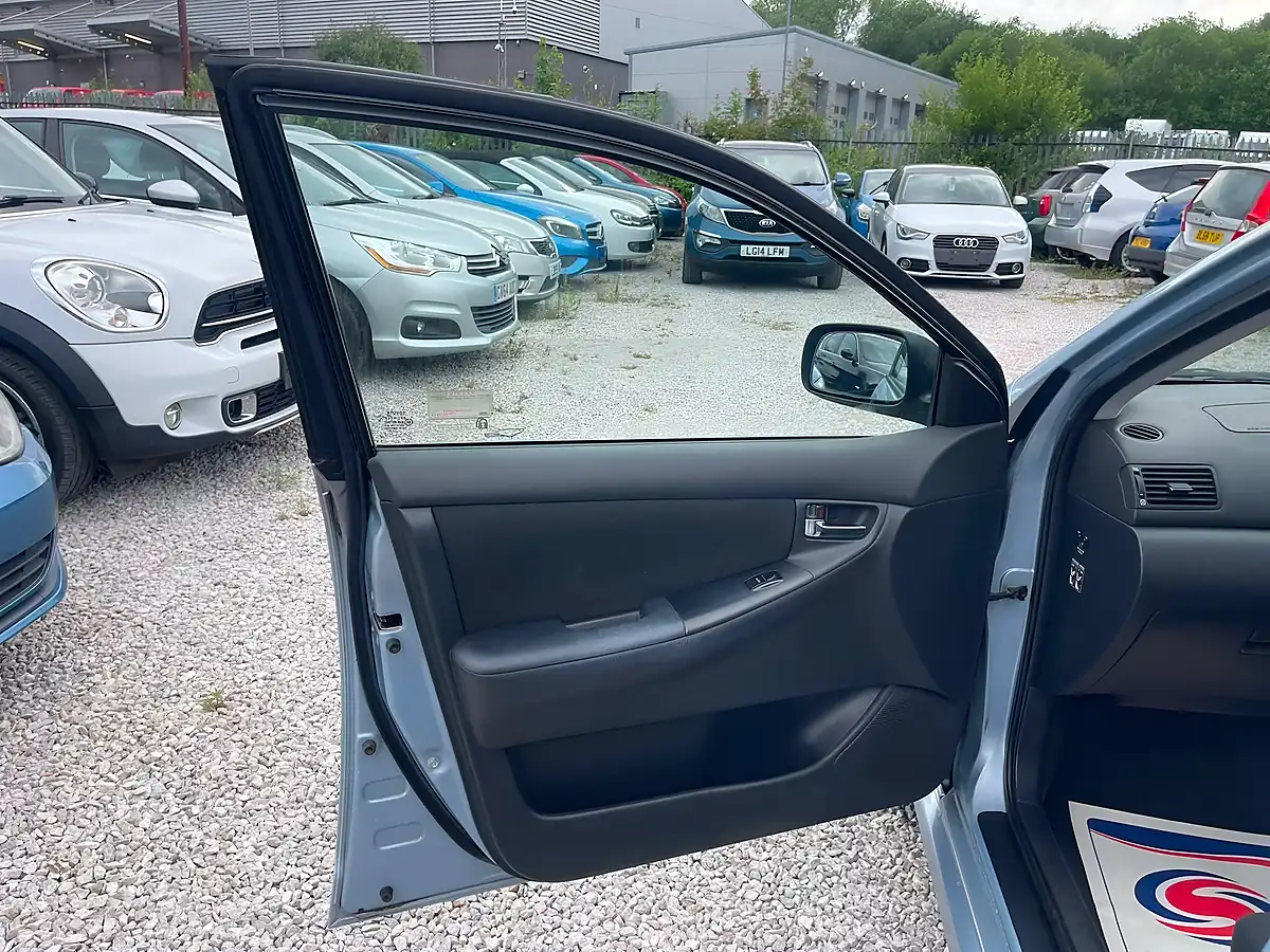 Used 2004 Toyota Corolla T3 Blue - Interior and Exterior details 8