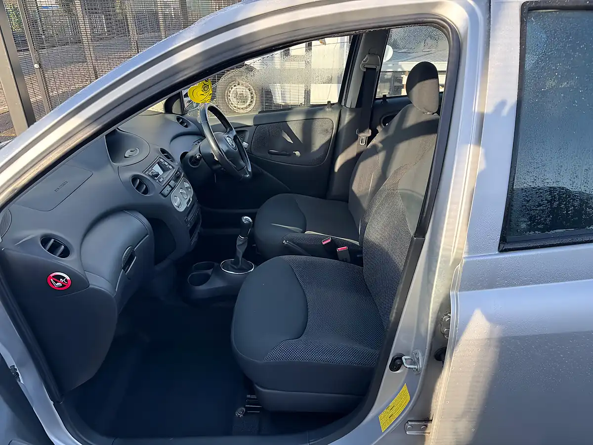 Used 2004 Toyota Yaris T Spirit Silver - Interior and Exterior details 10