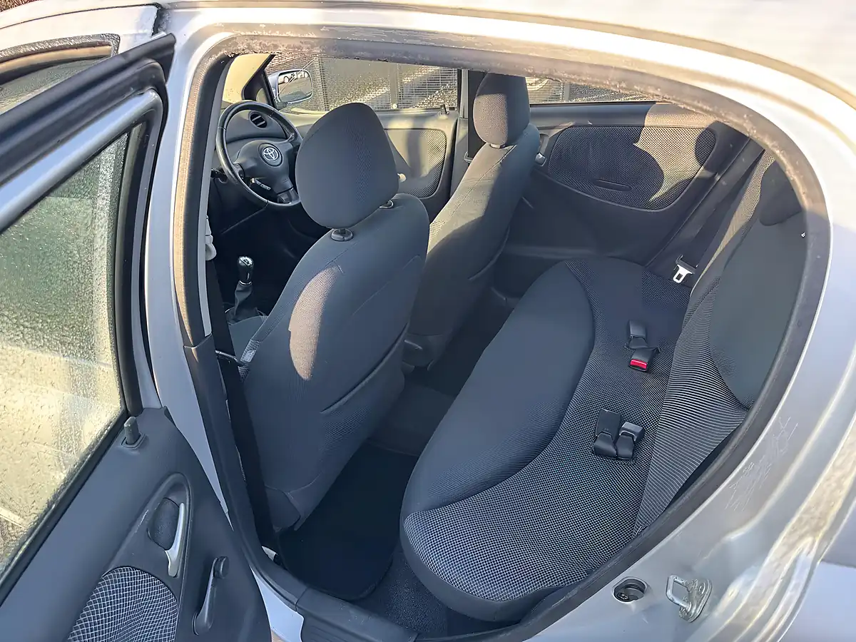 Used 2004 Toyota Yaris T Spirit Silver - Interior and Exterior details 12