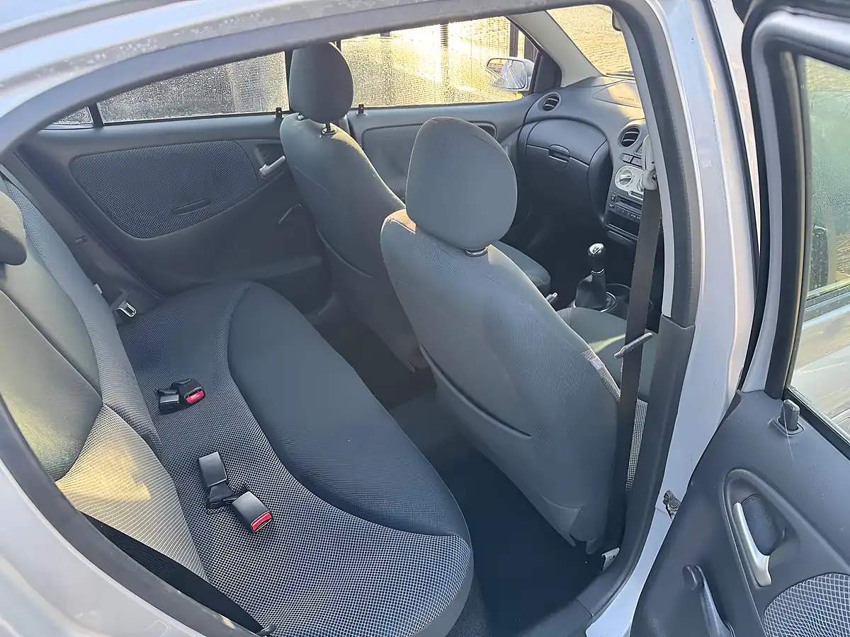 Used 2004 Toyota Yaris T Spirit Silver - Interior and Exterior details 13