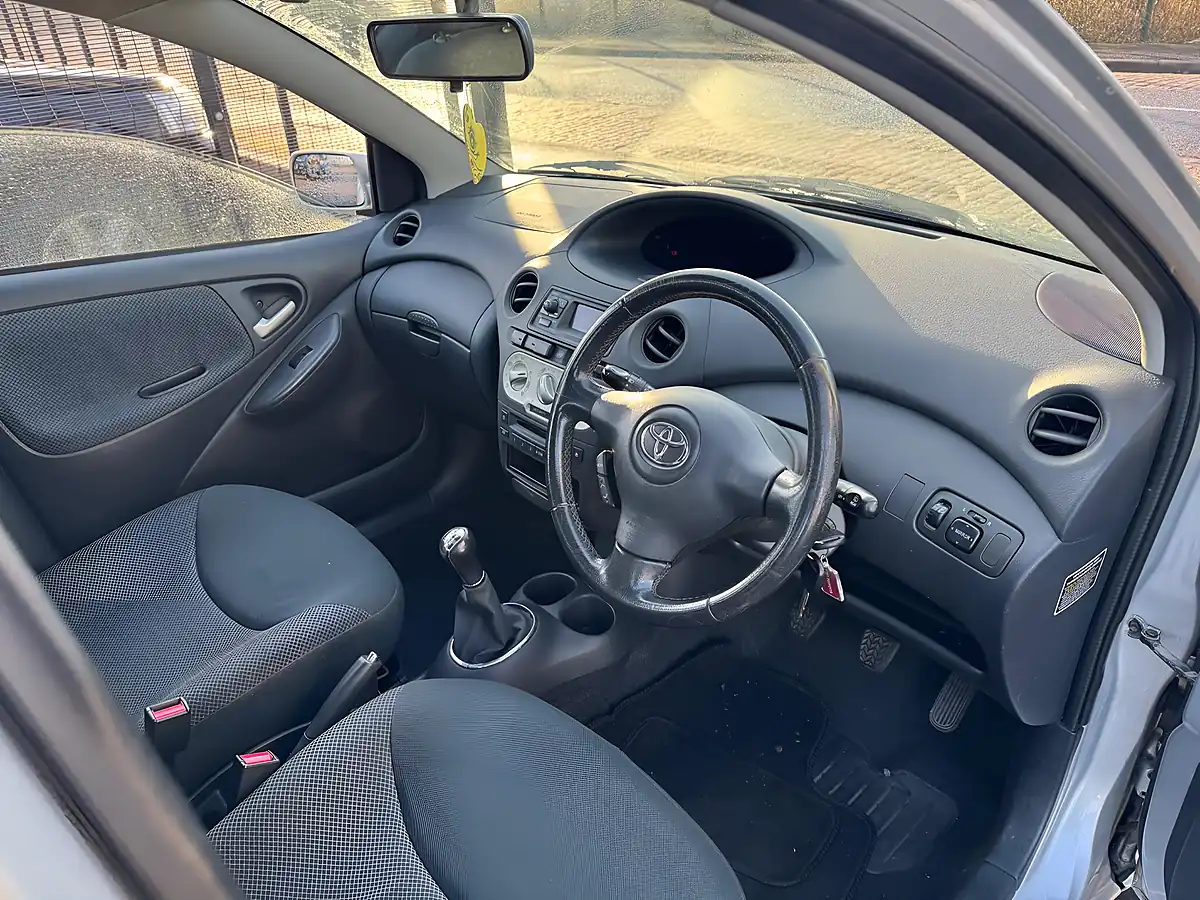 Used 2004 Toyota Yaris T Spirit Silver - Interior and Exterior details 3